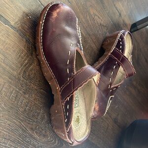 Beautiful comfy El Naturalista burgandy-brown clog on chunky heel; leather
